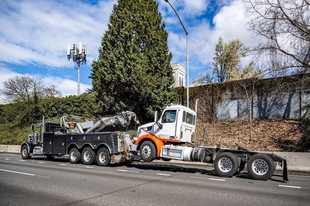 Big rig towing service helping on the 401