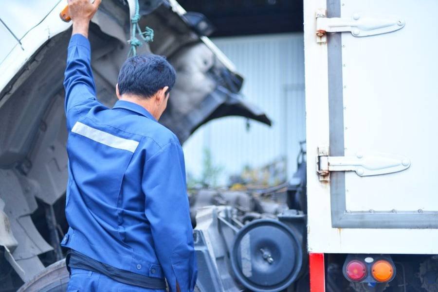 Broken down semi truck needing mobile truck repair service