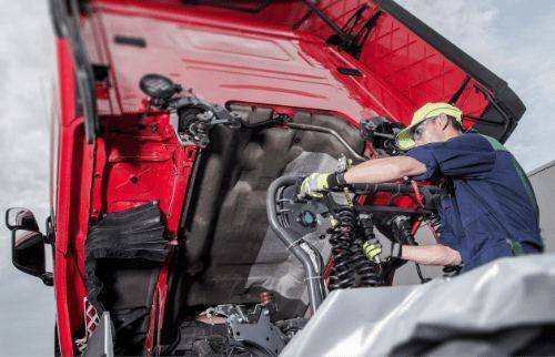 Mechanic providing a diagnostic for a large broken down truck