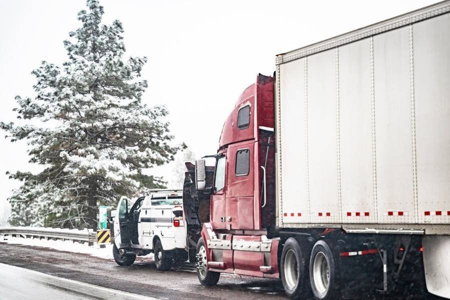 Mobile heavy duty mechanic stopped to give a diagnostic to a semi truck